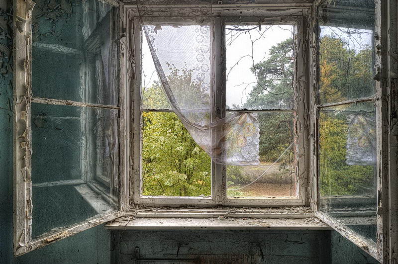 Leinwandbild - Altes Fenster 80x120 cm